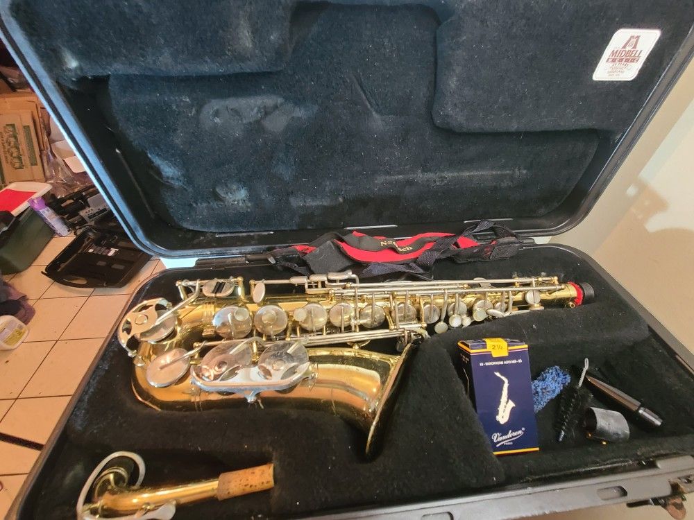 Selmer AS300 Saxophone