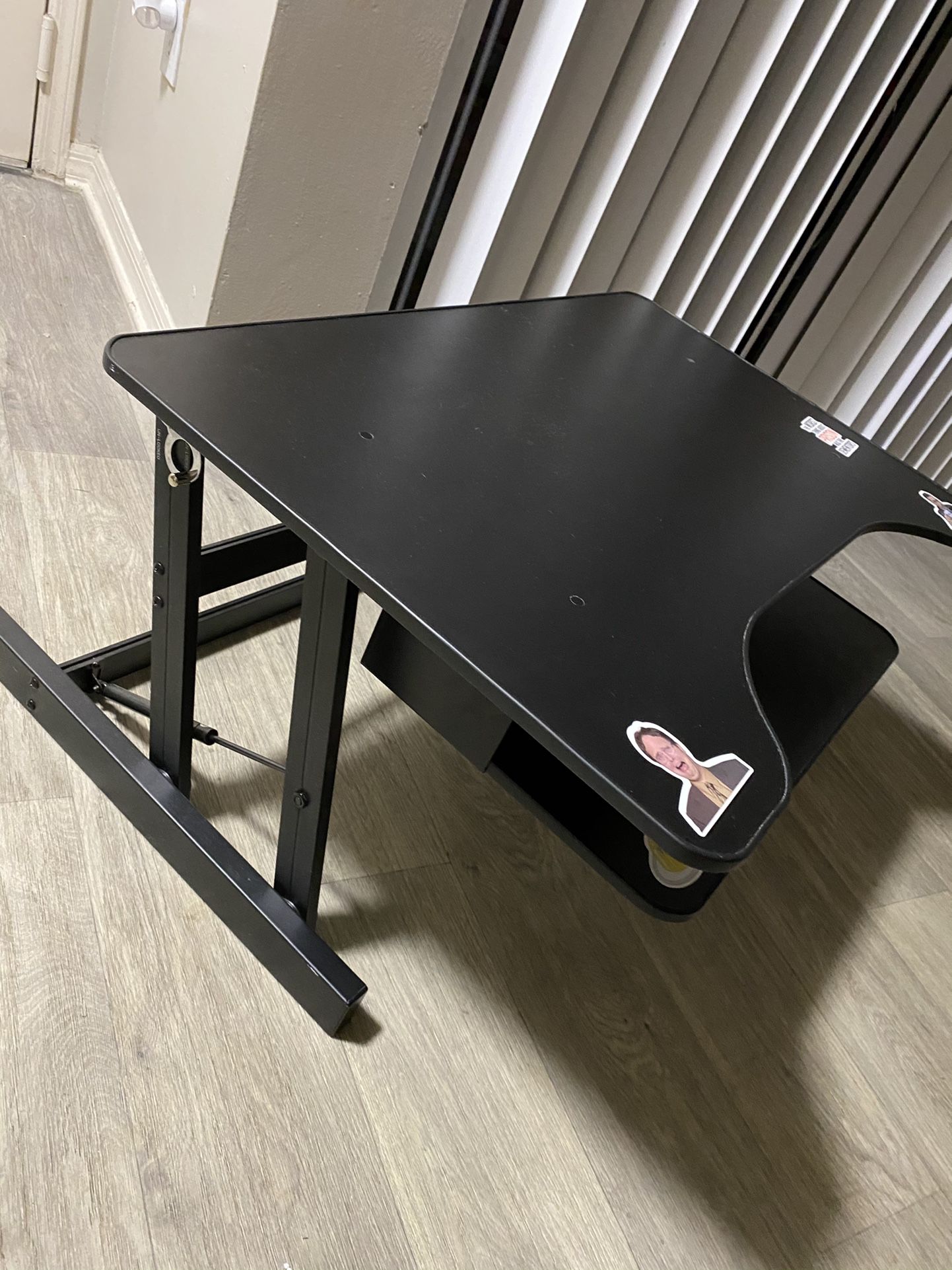 Desktop adjustable standing desk