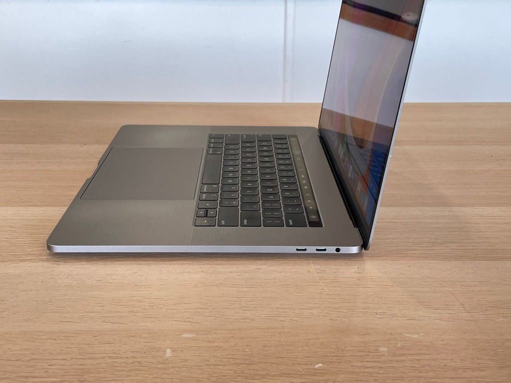 APPLE MACBOOK PRO 2019 15” i9 16GB RAM 500GB SSD RADEON PRO 560X