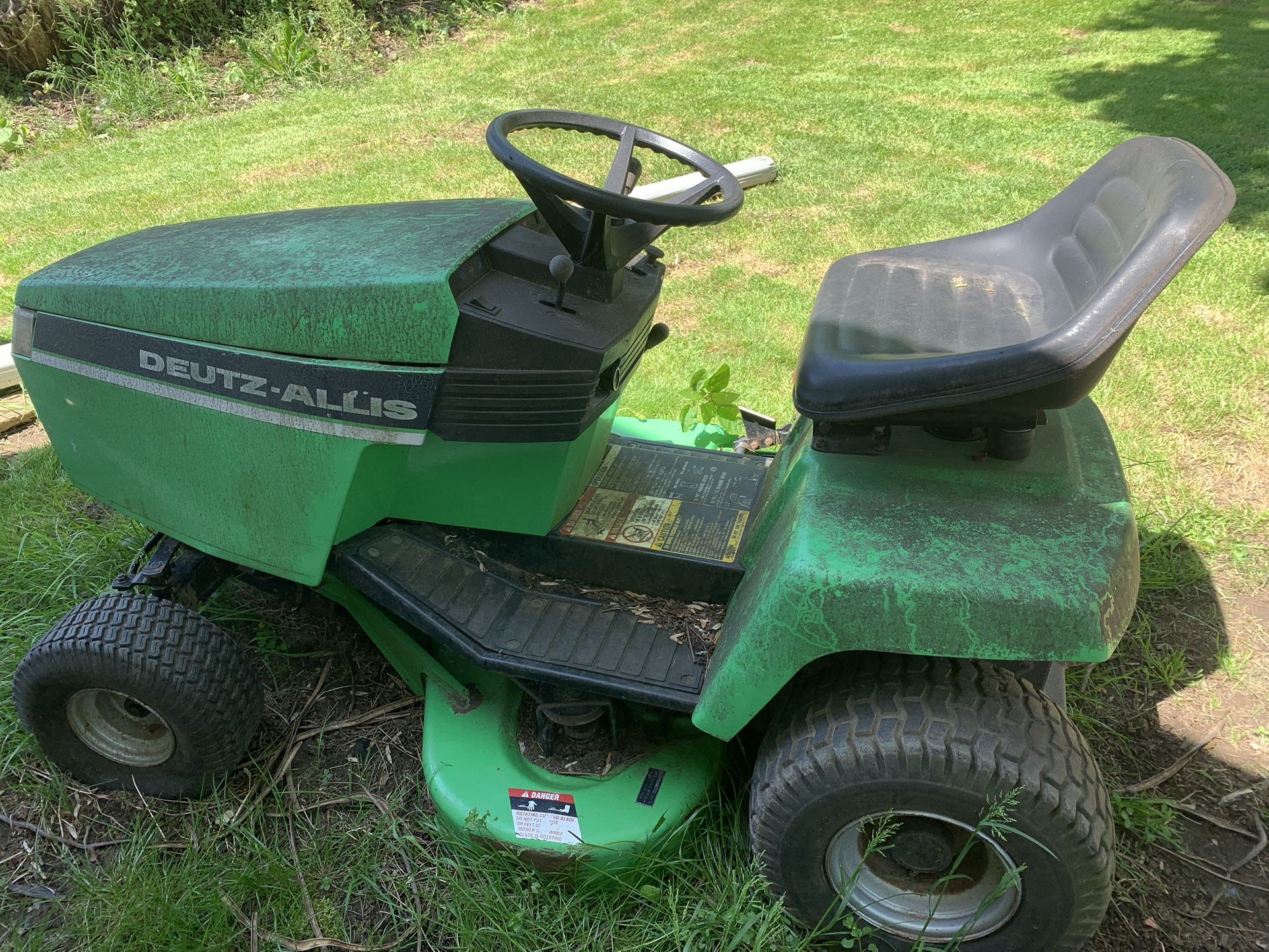 Lawn Tractor (pickup ONLY)