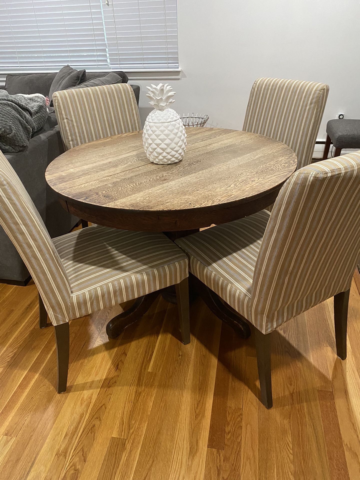 Farmhouse Round Table & 6 Chairs
