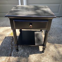 thomasville furniture end table/nightstand