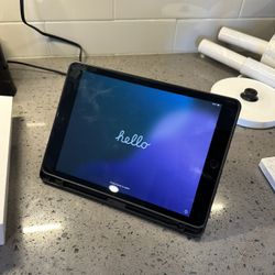 iPad 7th generation / 32 GB / Space Gray color / comes with case and charger! / jailbreakable