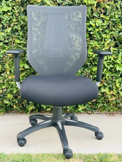 Office Chair - Like New!