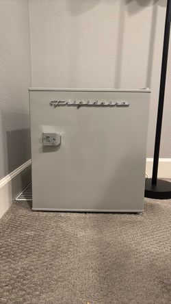 Fridgeaire mini fridge