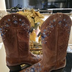 Boots 👢 New