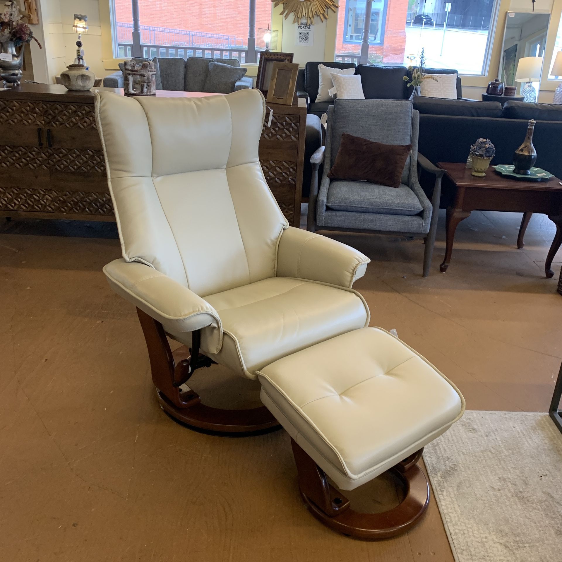 Benchmaster Cream Leather Lounge Chair w/ Ottoman