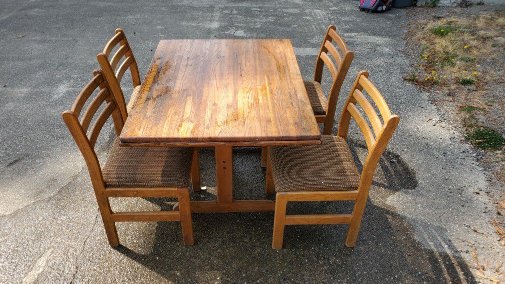 Oak Table (36" x 48") and Chairs