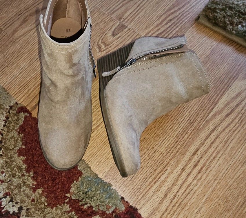 Womens Size 7.5 Beige Ankle Booties Boots Nwot