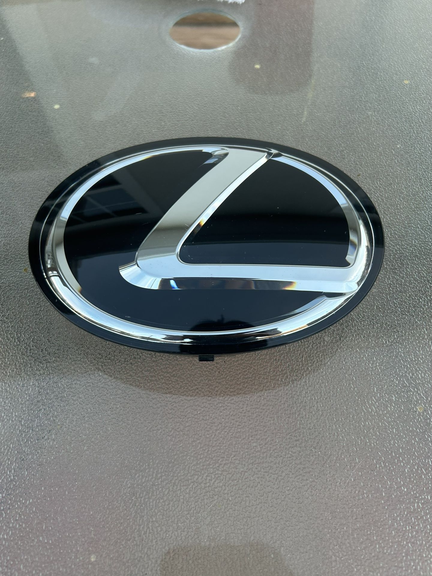 2013-2021 LEXUS LX570 FRONT GRILL GRILLE RADAR EMBLEM 53141–60090 OEM Black Used