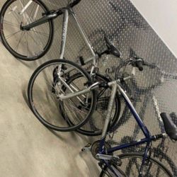 2 X Treks Hybrid Size Large Wheels 700cc Speeds 21  Each 250$ Both 390$ 