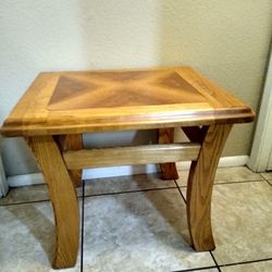 BEAUTIFUL END TABLE BY LANE FURNITURE.  EXCELLENT CONDITION! VERY SOLID PIECE!