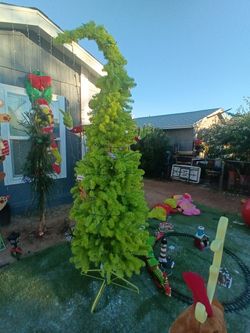 grinch tree lots of Grinch decorations included