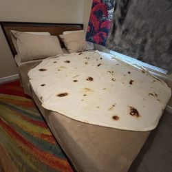Queen Low Profile Bed Frame w/ Mattress 