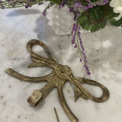 VINTAGE SOLID BRASS HOLLYWOOD REGENCY BOW WALL HANGING HOOK for Sale in  Dearborn, MI - OfferUp