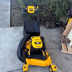 DEWALT 28 in. 224cc E-GOV Engine 3-in-1 Gas RWD Self-Propelled Lawn Mower with High Rear Wheels