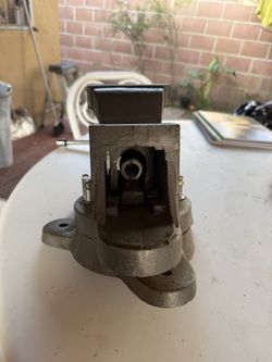 Large Heavy-Duty Bench Vise