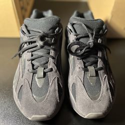 Yeezy 700 Vanta size 9 Mens
