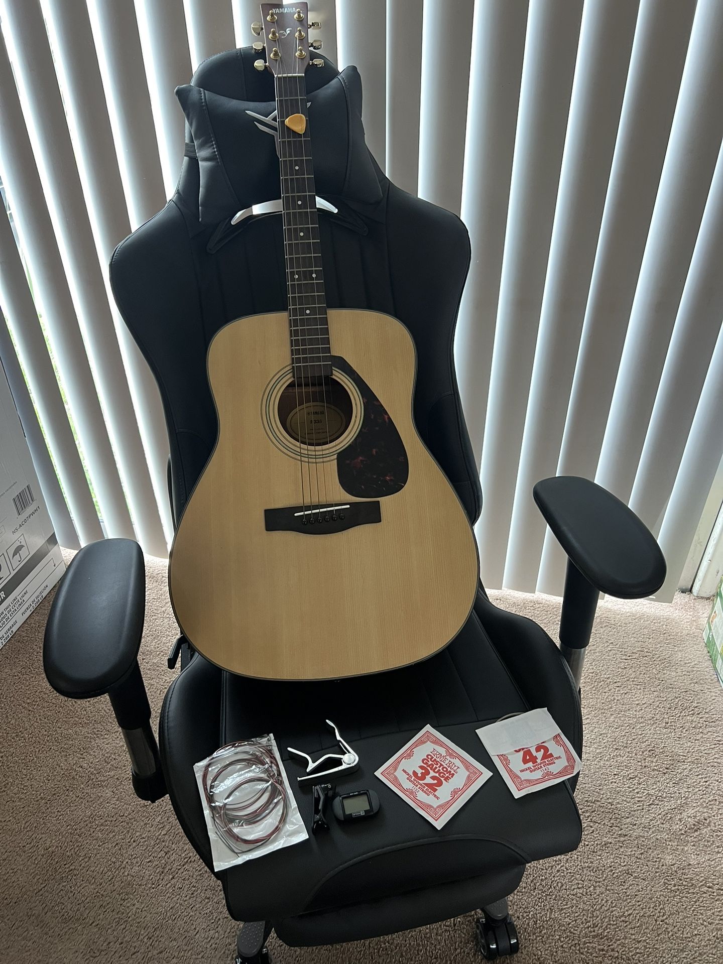 Yamaha F335 Guitar