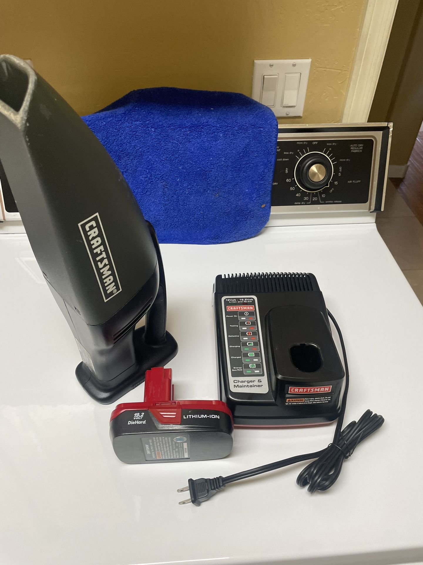 19.2v Craftsman Hand VAC Vacuum / Dust Buster