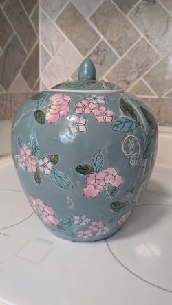 Vintage Chinoiseries Porcelain ginger jar