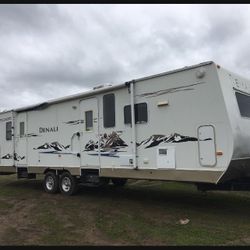 2008 Dutchmen Denali 31’ RV Travel Trailer
