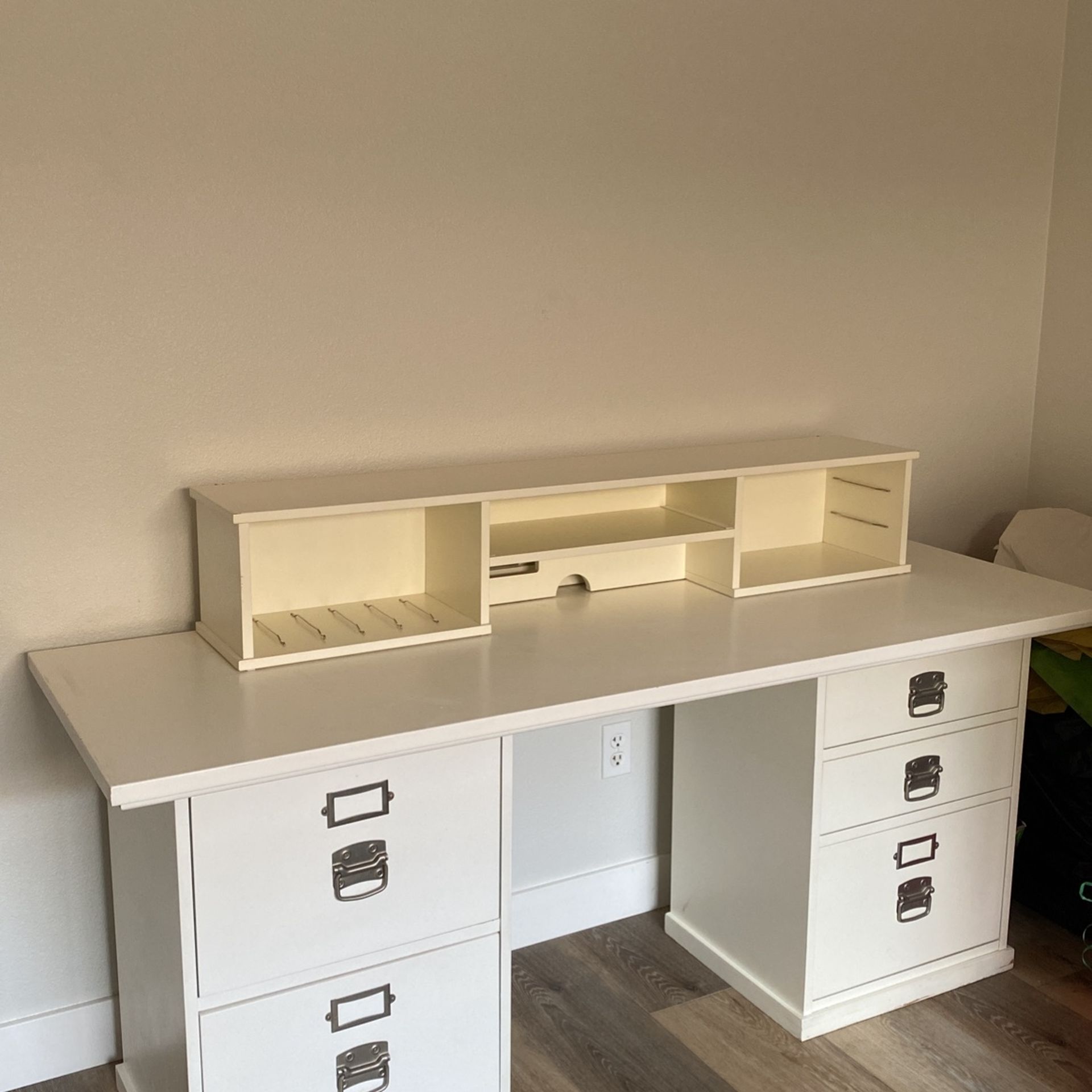 Bedford Executive Desk With Smart Hutch - Thumbnail 4