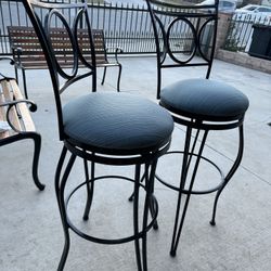 2 Stools Bar