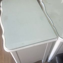 2 Night Stands 2 For 10 Solid Wood They Need To Be Repainted 