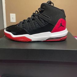 Jordan Max Aura Authentic Youth Size