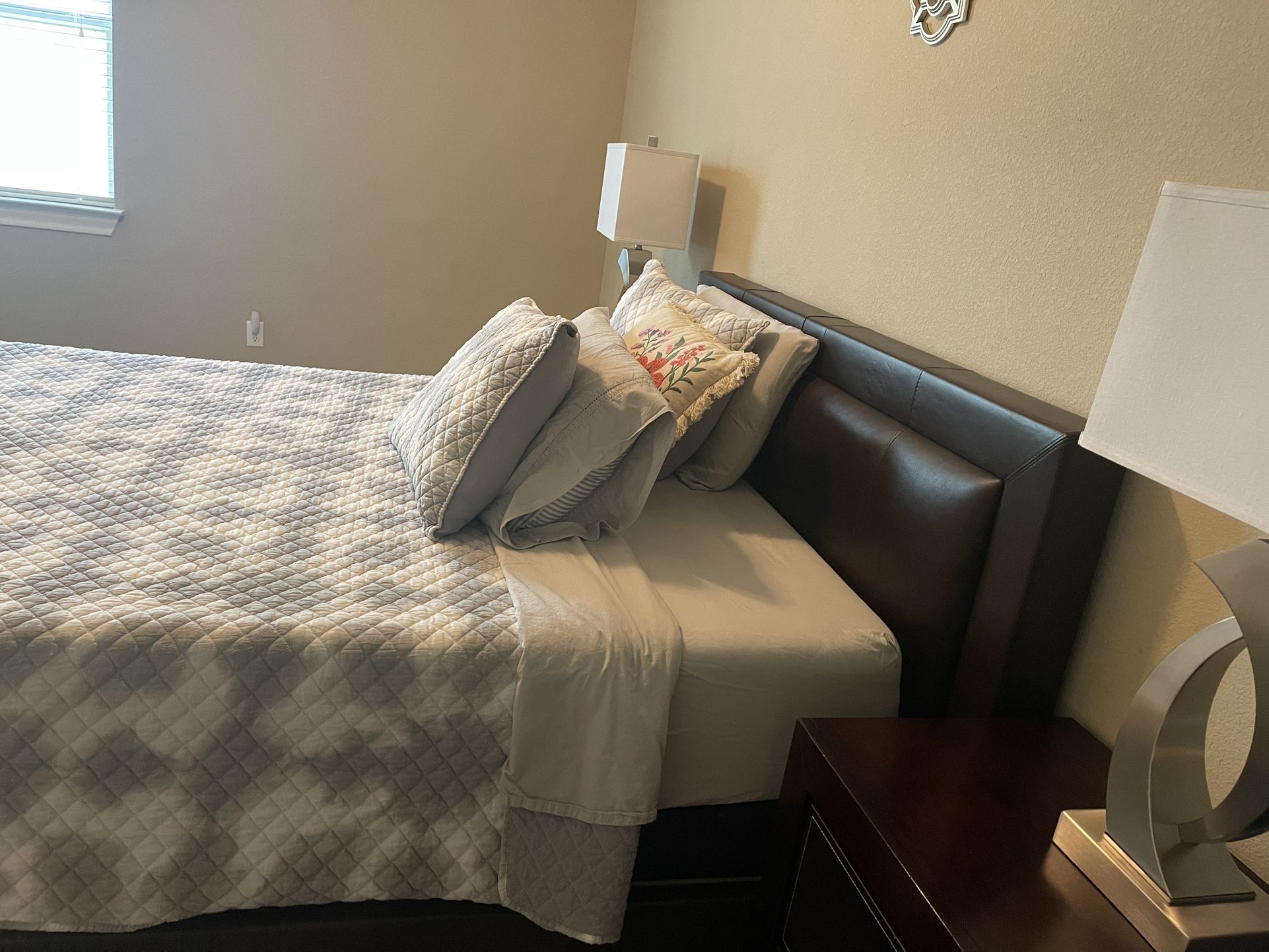 Queen Bedroom Set With Out Mattress