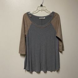 Women’s CHLOE K Polyester/Rayon/spandex 3/4 sleeve gray top with beige sleeves… Size large