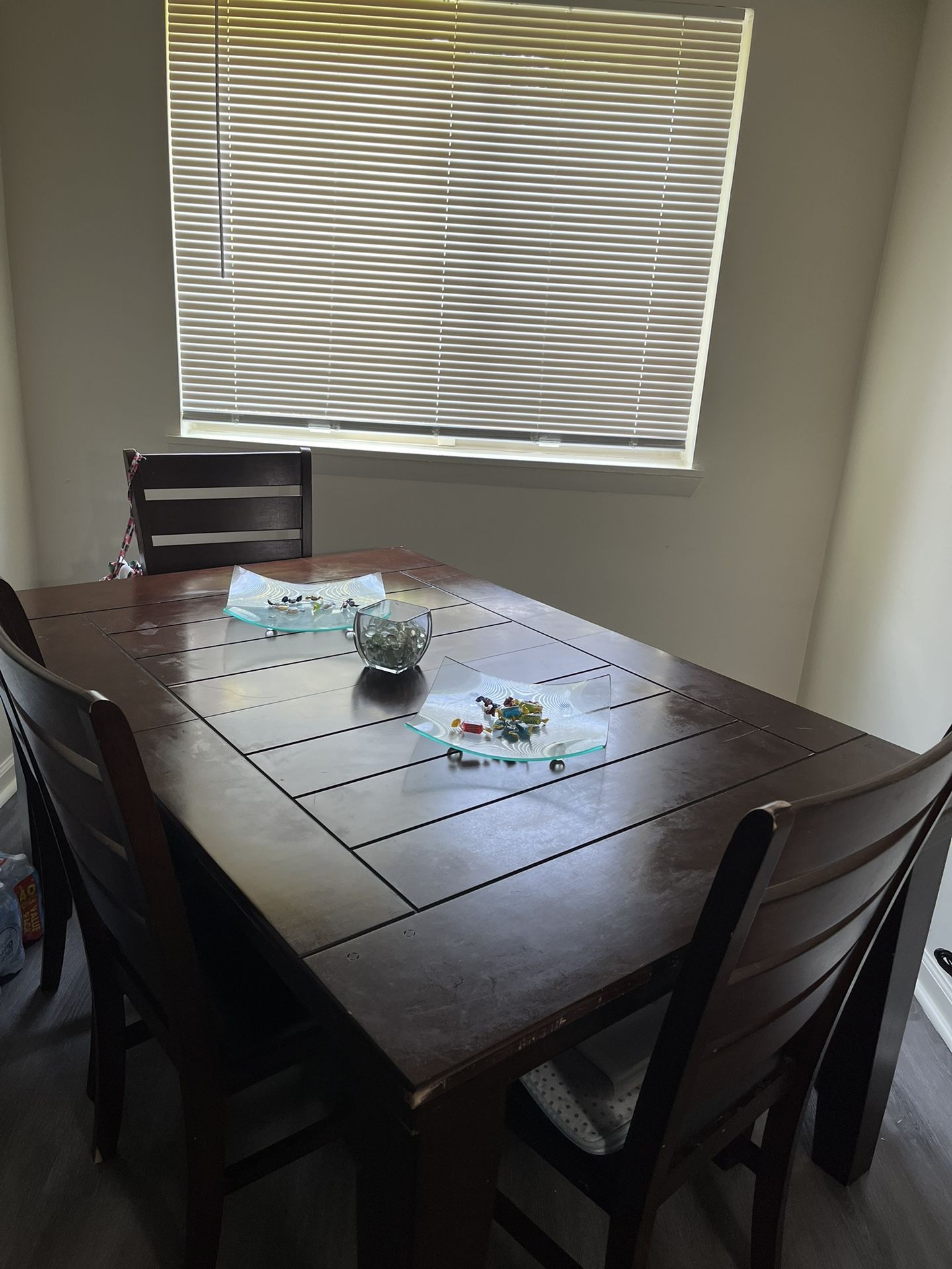 Six Piece Dinning Room Set