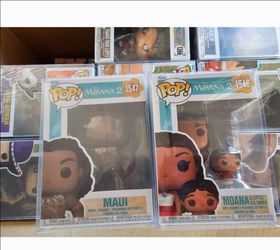 Moana and Maui pops