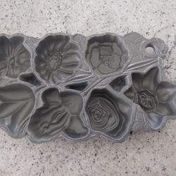 Cast IRON Flower Baking MOLD New Condition 