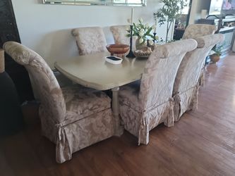 Dining room table + 6 swivel chairs