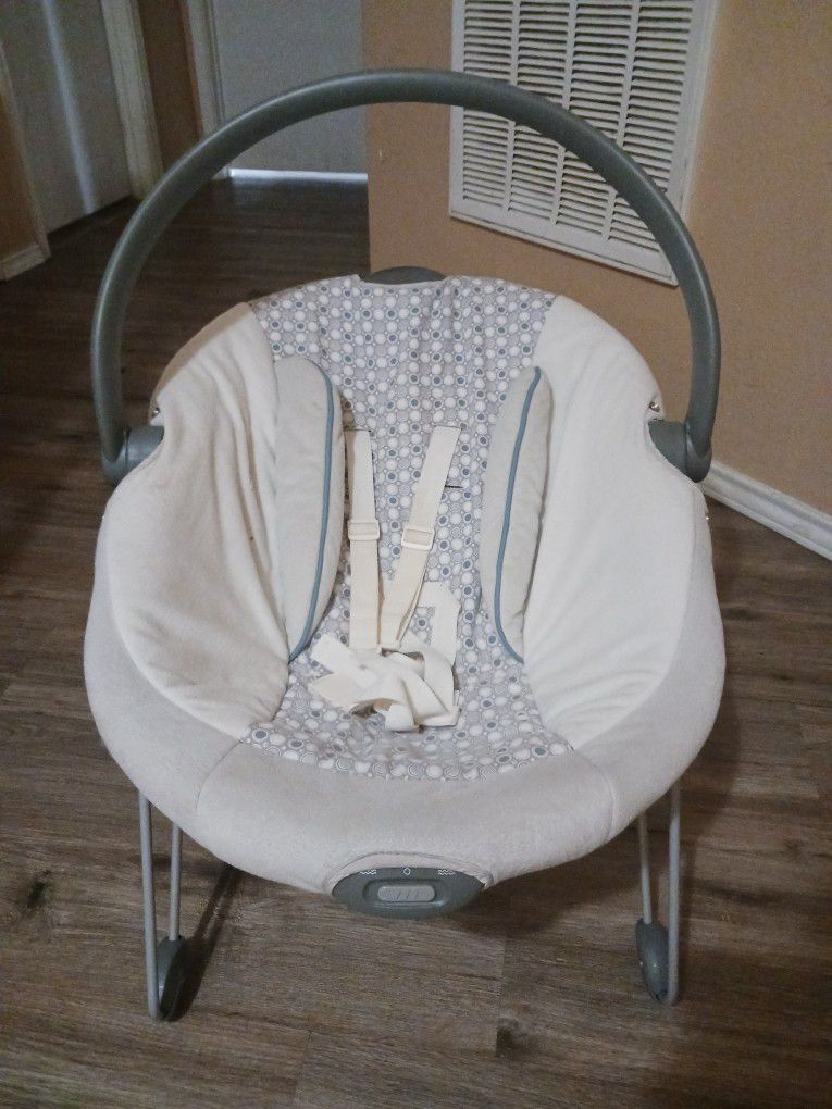 Graco baby swing, in good condition