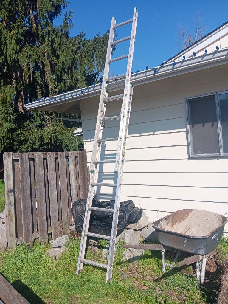 Barely Used Warner 16 Ft Ladder 225 Lb Model Number D 1216-2 It's Got The Sticker Still On It And It's Good As New