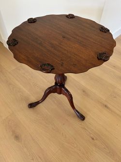 Rare Very cute solid wood w/ shells end table/ accent table