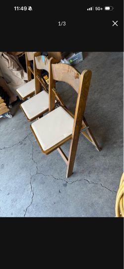 Tengo estas sillas en venta tengo 62 en buen estado