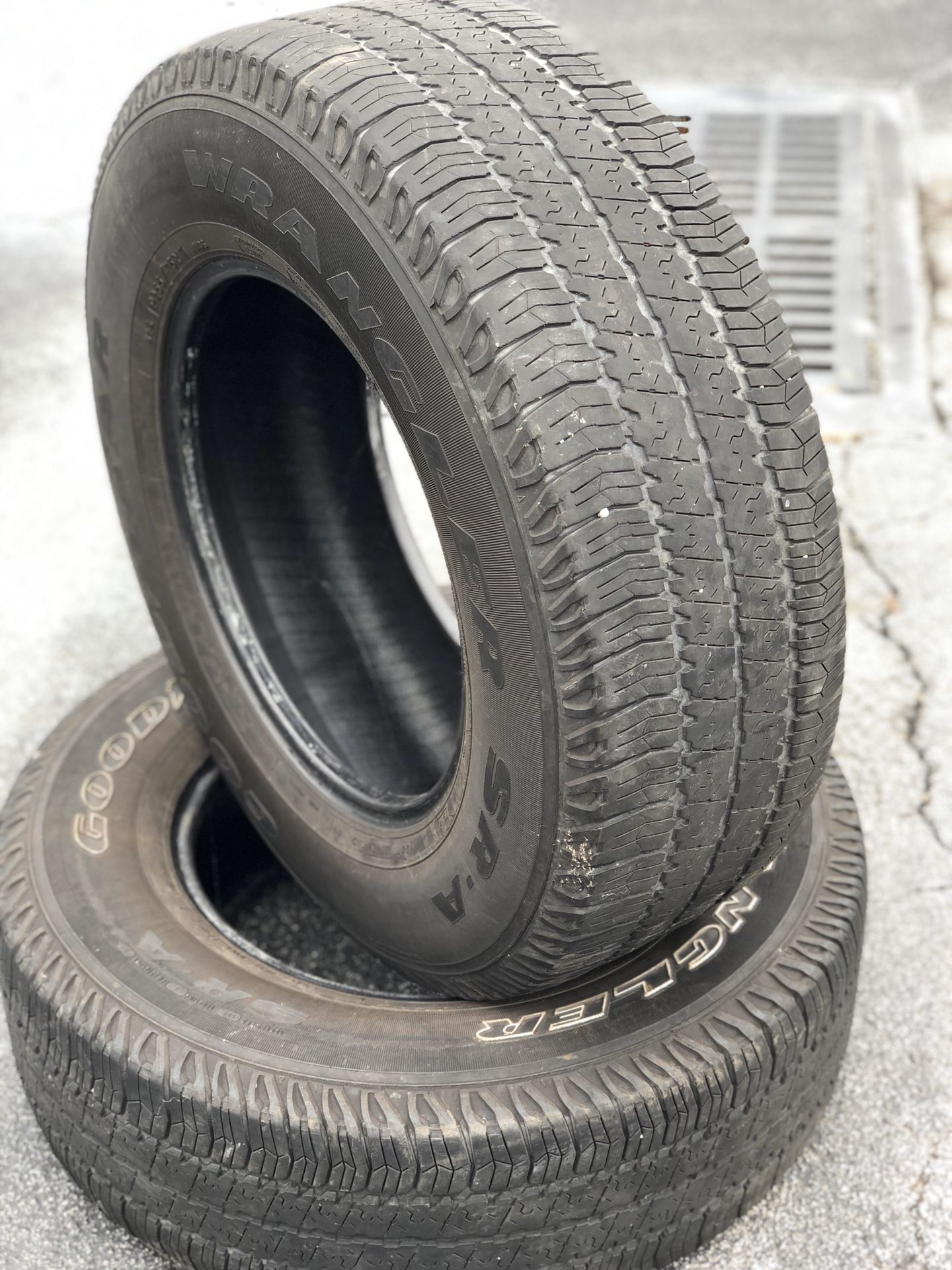 Set of 2 Goodyear wrangler tires P255/75R17 for Sale in Orlando, FL