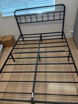Black metal bed frame (full)