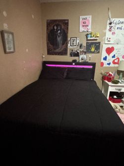 Full size bed w mattress 4 dressers underneath