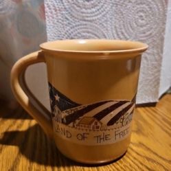 VTG RUSS BERRIE " LAND OF THE FREE " CERAMIC  12 OZ COFFEE  MUG  