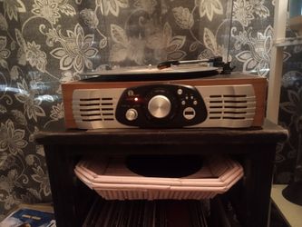 1byone Stereo Turntable W/ Built In Speakers And USB