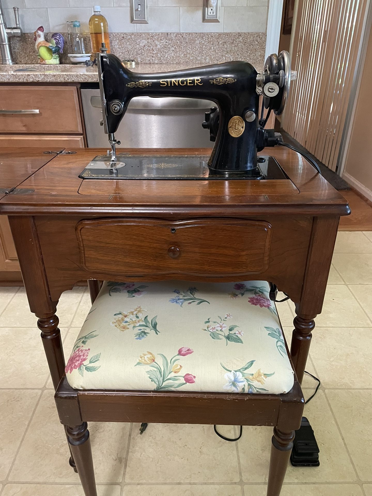 1931 Singer Sewing Machine With Cabinet And Stool Original Manual