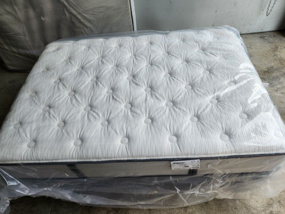 Like New - Beautyrest BR800 Medium  Pillow Top FULL Size Mattress and Box Spring Foundation 