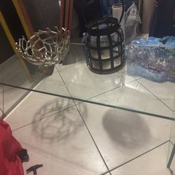 mesita de centro d sala $100  , espejo redondo de madera $60  , silla color gris con las patas transparentes $100 y búcaro d metal plateado $ 100 