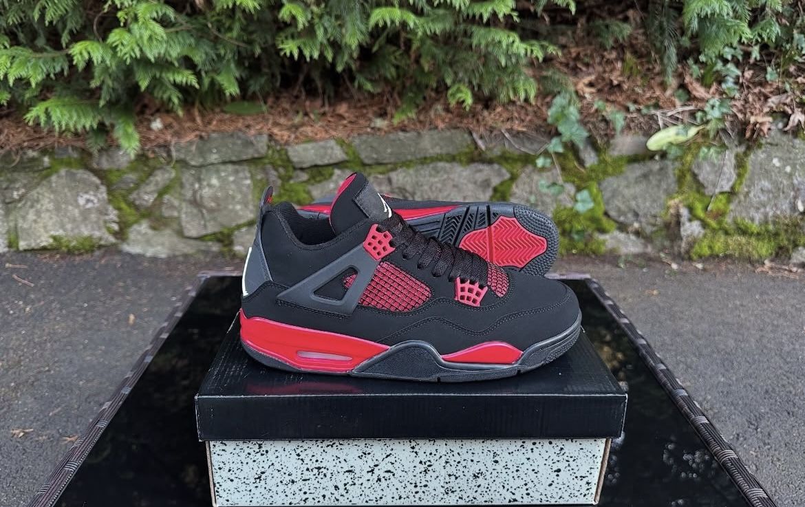 Jordan 4 thunder, red