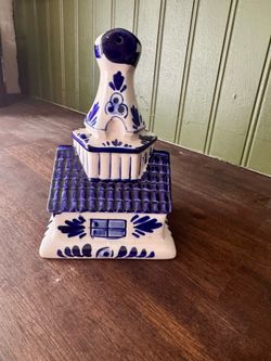 Vintage delft blue bank